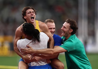 Armand Duplantis celebra su récord con los atletas Emmanouil Karalis (Grecia), Kurtis Marschall (Australia) y Sam Kendricks (Estados Unidos). 