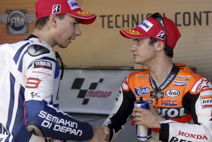 Jorge Lorenzo felicita a Dani Pedrosa por la 'pole' en el GP de España.