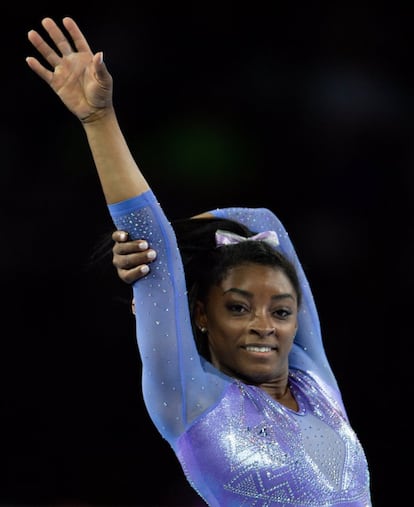 Biles se despide de los campeonatos con cinco oros de seis posibles y un récord. Roxana Popa, la primera española en una final desde Elena Gómez en 2003, solo ha podido ser sexta. En la imagen, Biles, en la final de suelo.