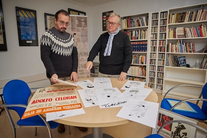 Juan Trova (izquierda) y Enrique Moratalla, en el archivo del Centro Lucini de la Canción de Autor, en Granada.