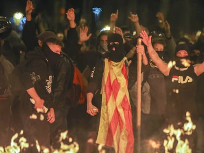 Manifestación independentista en la noche del miércoles, en la confluencia de Gran Via con la calle Marina de Barcelona.