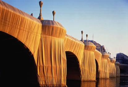 El Pont Neuf, escenario principal de 'Los amantes del Pont Neuf', de Léos Carax, 'vestido' por el artista búlgaro Christo en 1985.