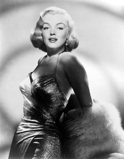Conquistó la gran pantalla con su sensualidad. Sin embargo, la glamurosa vida de Marilyn Monroe estaba repleta de luces y sombras. El 5 de agosto de 1962 murió en su casa de Brentwood, en Los Ángeles (EE UU), después de ingerir grandes cantidades de pastillas.