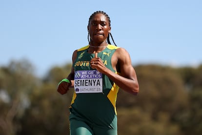 La atleta sudafricana Caster Semenya es uno de los poquísimos referentes que tiene la comunidad intersexual. En la imagen, la corredora en una carrera celebrada en Bathurst (Australia), en 2023. 