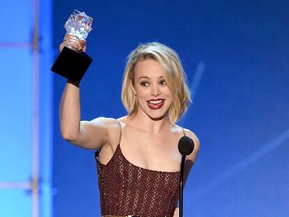 Rachel McAdams recoge el premio al mejor reparto para &#039;Spotlight&#039; en la gala de los Critics&#039; Choice Awards. 