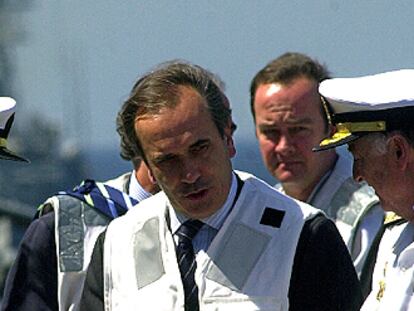 José Antonio Alonso, en el portaaeronaves <i>Príncipe de Asturias.</i>