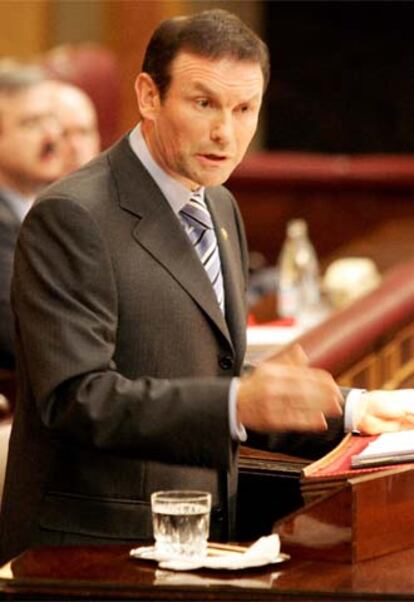 El <i>lehendakari,</i> Juan José Ibarretxe, durante su intervención en el pleno.