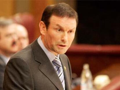 El <i>lehendakari,</i> Juan José Ibarretxe, durante su intervención en el pleno.