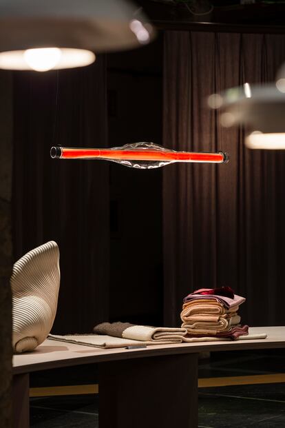 'Dune' (2020), lámpara en suspensión de vidrio borosilicato y madera natural creado por Mayice Studio para LZF Lamps.