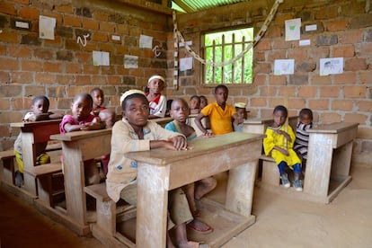 Niños bakas en la escuela infantil de Ndjibot. Los pigmeos baka constituyen la minoría más numerosa de las que existen en el centro de África, con unos 40.000 miembros que viven en una superficie de unos 75.000 kilómetros cuadrados en el sureste de Camerún.