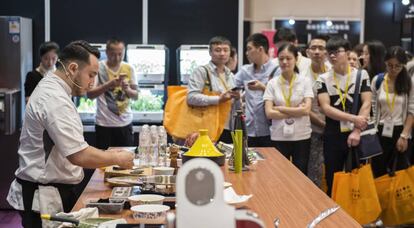 Edgar Hernández, uno de los representantes de los cocineros que trabajan en restaurantes españoles de Shanghái, lleva a cabo una clase de cocina en Shanghái Sabor Fusión.