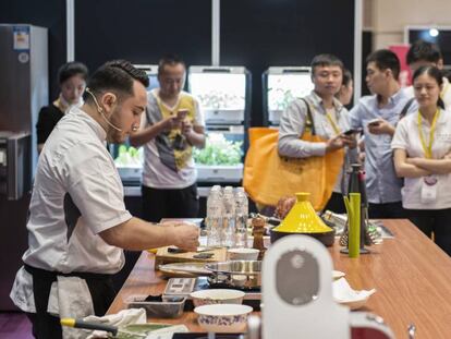 Edgar Hernández, uno de los representantes de los cocineros que trabajan en restaurantes españoles de Shanghái, lleva a cabo una clase de cocina en Shanghái Sabor Fusión.