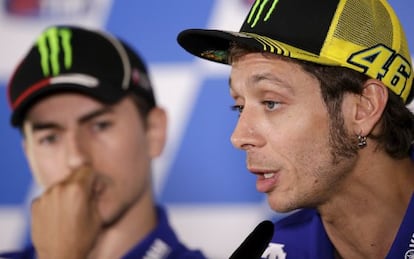 Valentino Rossi, con Lorenzo en segundo plano.