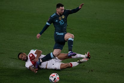 Lionel Messi elude a Alexander Callens durante el Argentina-Perú del pasado 14 de octubre veledero para la clasificación del Mundial de Qatar 2022.  / Florencia Tan Jun/PX Imagens