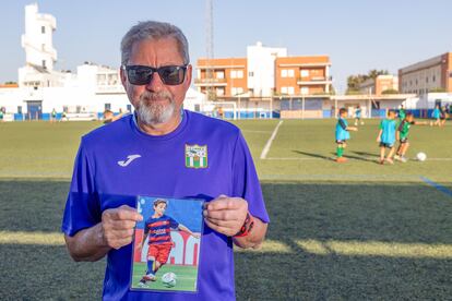 Manuel Batalla, primer entrenador de Gavi en prebenjamines, posa con una foto del azulgrana en Los Palacios.