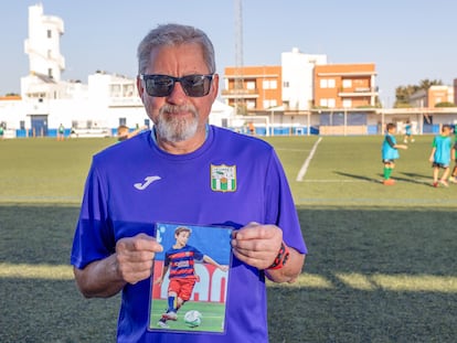 Manuel Batalla, primer entrenador de Gavi en prebenjamines, posa con una foto del azulgrana en Los Palacios.