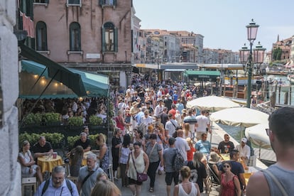Hordas de turistas en Venecia en el verano de 2023.