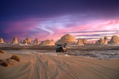 Puesta de sol en el Desierto Blanco cerca del oasis de Bahariya, en Egipto.