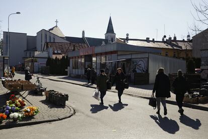 Mercado al aire libre en Lubaczow, este lunes.