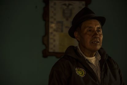 El 'taita' Hugo Quelal, expresidente de la comuna La Libertad, relata cómo se llegó a un acuerdo con el programa Sociobosque del Ministerio del Ambiente para crear la guardia ambiental comunitaria. A sus 72 años, Hugo Quelal es el miembro más veterano del cuerpo indígena.