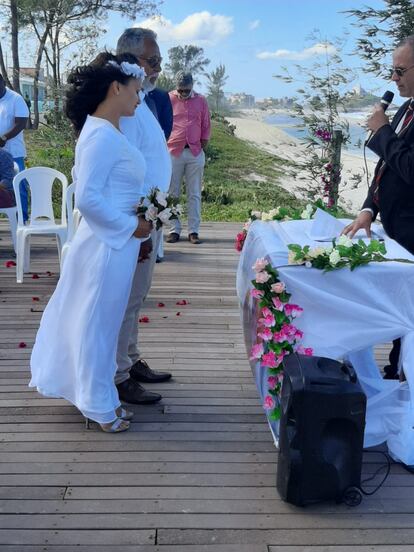 César Bernardo da Silva y María Mónica Vieira, durante su boda en las afueras de Río de Janeiro.