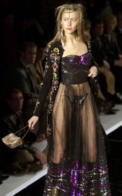 La maniquí luce un traje de noche, presentado en París por John Galliano, de la próxima temporada otoño-invierno.