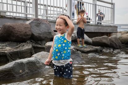 Varios niños juegan en la playa de Odaiba, Tokio, el 22 de julio de 2018. 