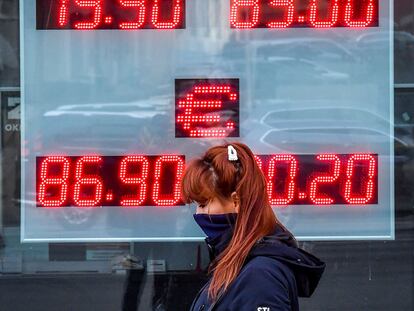 Una mujer pasa por delante de una oficina de cambio de divisas en Moscú.