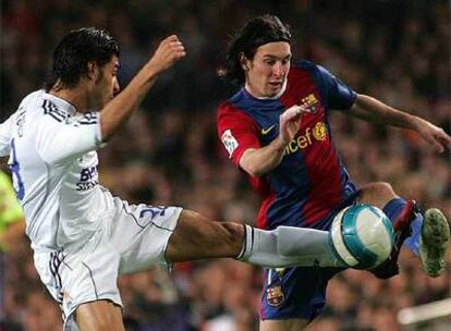 Torres y Messi, durante el clásico del sábado en el Camp Nou.