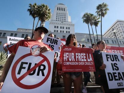 Protesta de simpatizantes de PETA (Gente para el Tratamiento Ético de Animales, en sus siglas en inglés) en Los Ángeles, en 2018. 