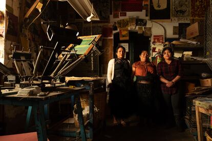 Petra Hernández, Alicia Hernández y Carmen Sánchez en el Taller Leñateros, en San Cristóbal de las Casas.