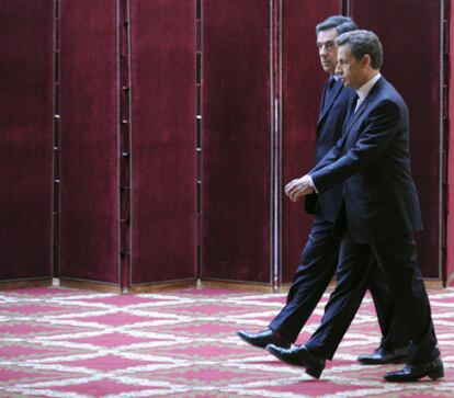 El presidente francés, Nicolas Sarkozy, camina junto al primer ministro François Fillon, en el Palacio del Elíseo.