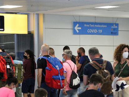 Pasajeros esperan para realzarse el test de la Covid en el aeropuerto de Fiumicino (Italia).