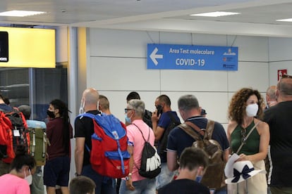 Pasajeros esperan para realzarse el test de la Covid en el aeropuerto de Fiumicino (Italia).