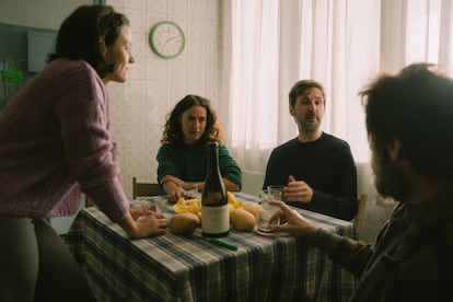 Patricia López Arnaiz sentada en la mesa durante el rodaje de la película 'Los destellos'