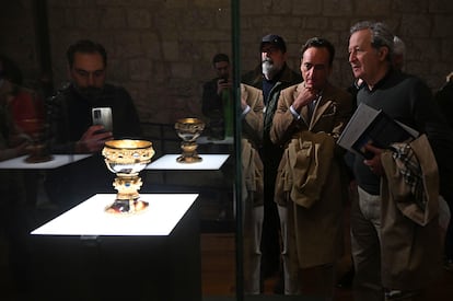 El arquitecto Juan Pablo Rodríguez Frade (primero por la derecha) contempla la vitrina con el cáliz de Doña Urraca.