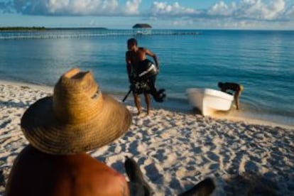 Cuidadores del parque nacional Punta Frances, en Isla de la Juventud (Cuba).