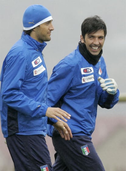 Luca Toni y Buffon, entrenándose.