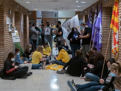 Momento de la ocupación del Departamento de Educación por parte de los sindicatos, este jueves.