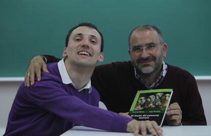 Iago Santalla y Manuel Rivero posan con el libro <i>El límite del potencial humano</i>, en la Universidad de Deusto.