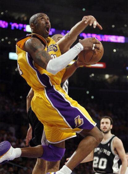 Kobe Bryant intenta un lanzamiento a canasta en el partido contra San Antonio.