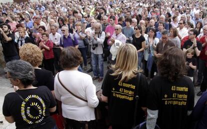 Cientos de personas acudieron a la concentración de este domingo de las víctimas del metro en Valencia.