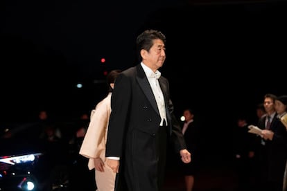 O primeiro-ministro japonês, Shinzo Abe, em sua chegada ao jantar de gala no palácio Imperial de Tóquio.