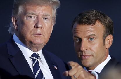 El presidente de Estados Unidos, Donald Trump, habla con el presidente francés, Emmanuel Macron, durante la foto de familia del G7.