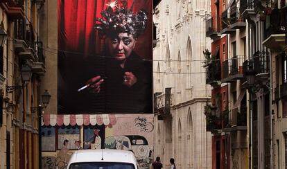 La enorme fotografía de Olga Poliakoff, en la calle de la Corona, en Valencia.