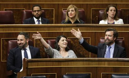 Desde la izquierda, Santiago Abascal, Macarena Olona e Iván Espinosa de los Monteros, el martes en el Congreso.