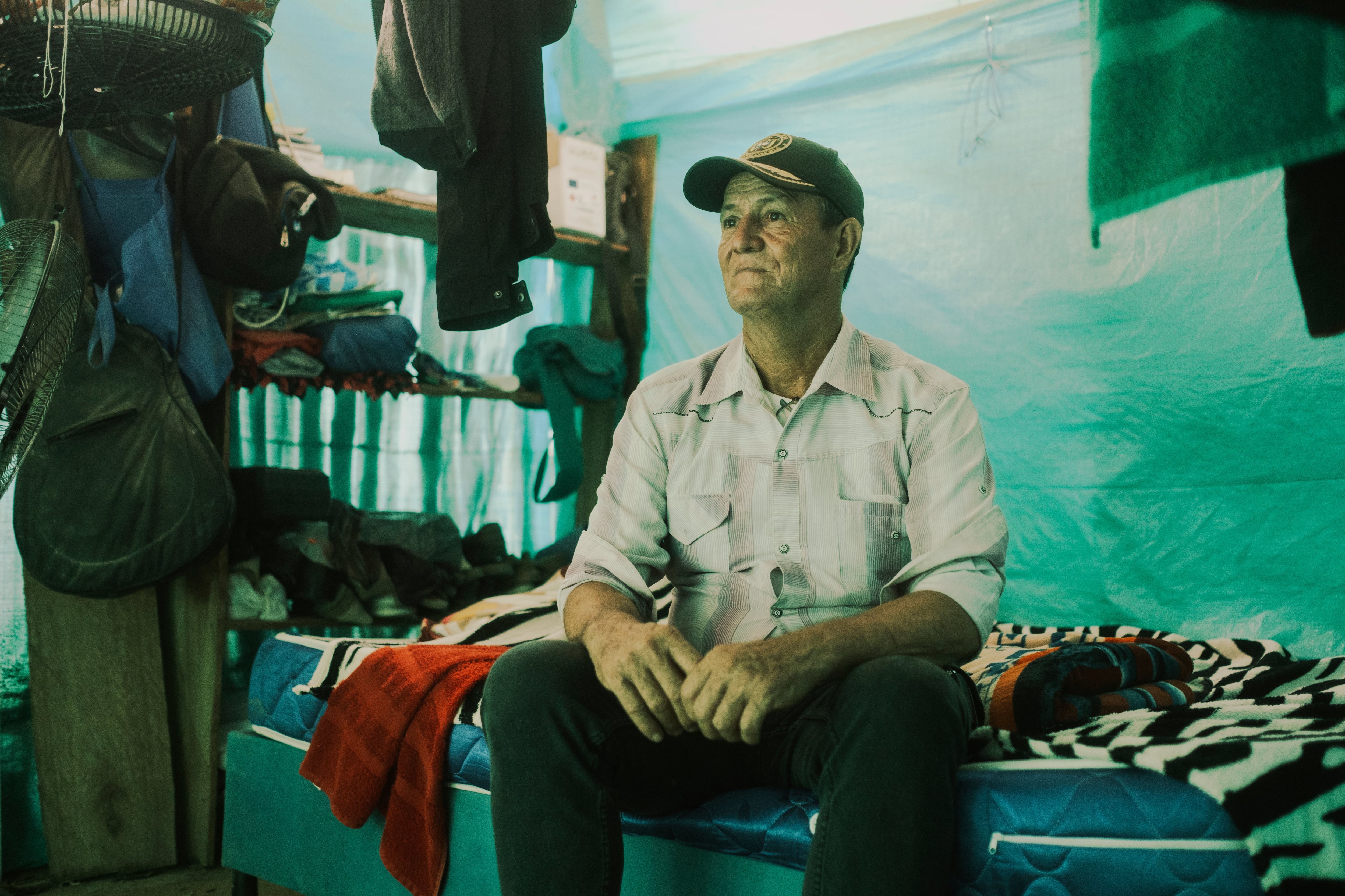 Paulo Téllez, líder comunitario, en un campamento al norte de Santander. 