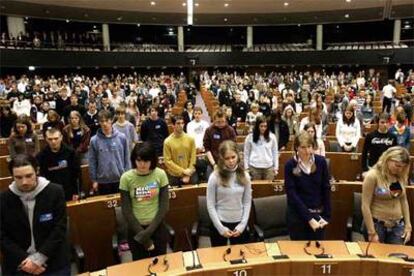 Estudiantes europeos guardan un minuto de silencio en el hemiciclo de la Eurocámara en Bruselas.