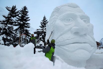 Escultura de nieve gigante que representa al fallecido cantante francés Johnny Hallyday en Val d'Isère (Francia).
