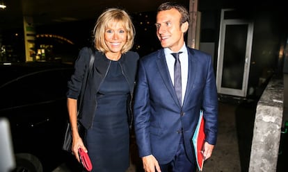 Emmanuel Macron y Brigitte Trogneux en Paris, el 30 de agosto de 2015. 